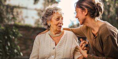 En äldre kvinna tittar på en yngre kvinna. En ny biologisk lag kan ge större förståelde för både evolutionen och åldrandet