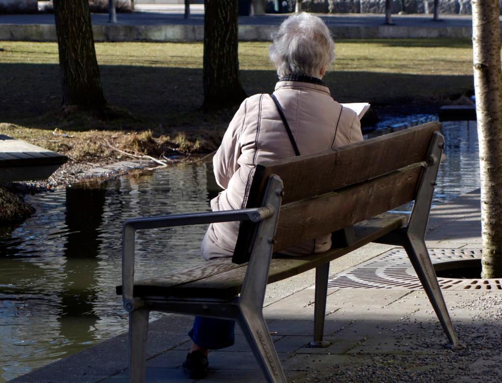 Så lurade anställd på bank äldre på miljoner