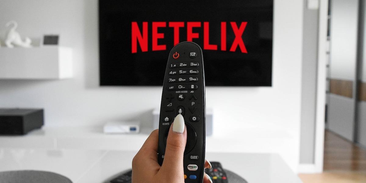 En kvinna sätter på Netflix. En kvinna som har utpekats som den som inspirerat till en stalker i Netflixserien Baby reindeer hotar stämma streamingjätten