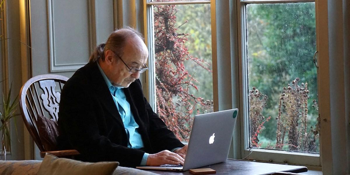 En äldre man sitter vid datorn. En ny undersökning visar att många seniorer över 65 tycker att det är svårt att använda digitala tjänbster