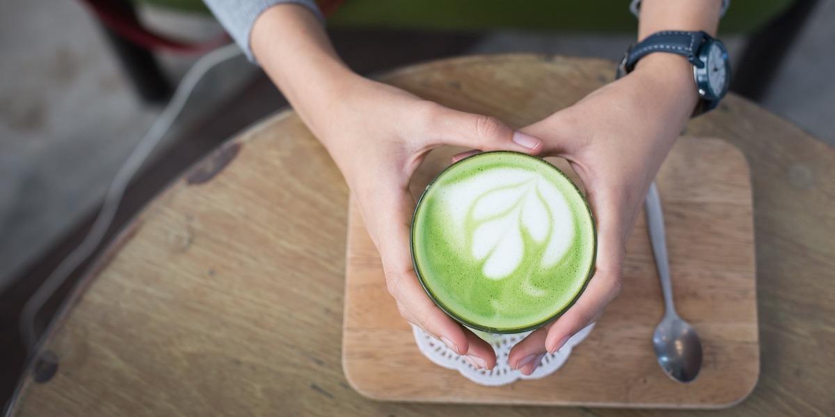 En matcha-latte. En latte på det gröna teet matcha har visat sig vara bra för vår munhälsa