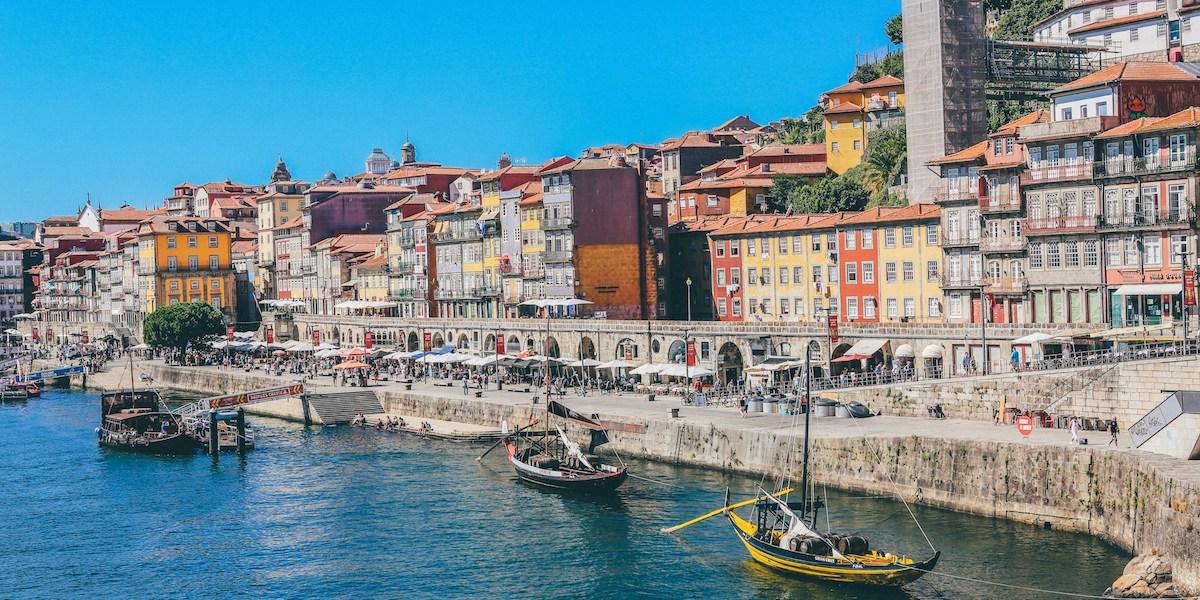 Den portugisiska staden Porto. Ett amerikanskt pensionärspar fick ett mycket bättre liv i Portugal eftersom de inte längre behöver oroa sig för sin ekonomi då deras pengar räcker bättre där