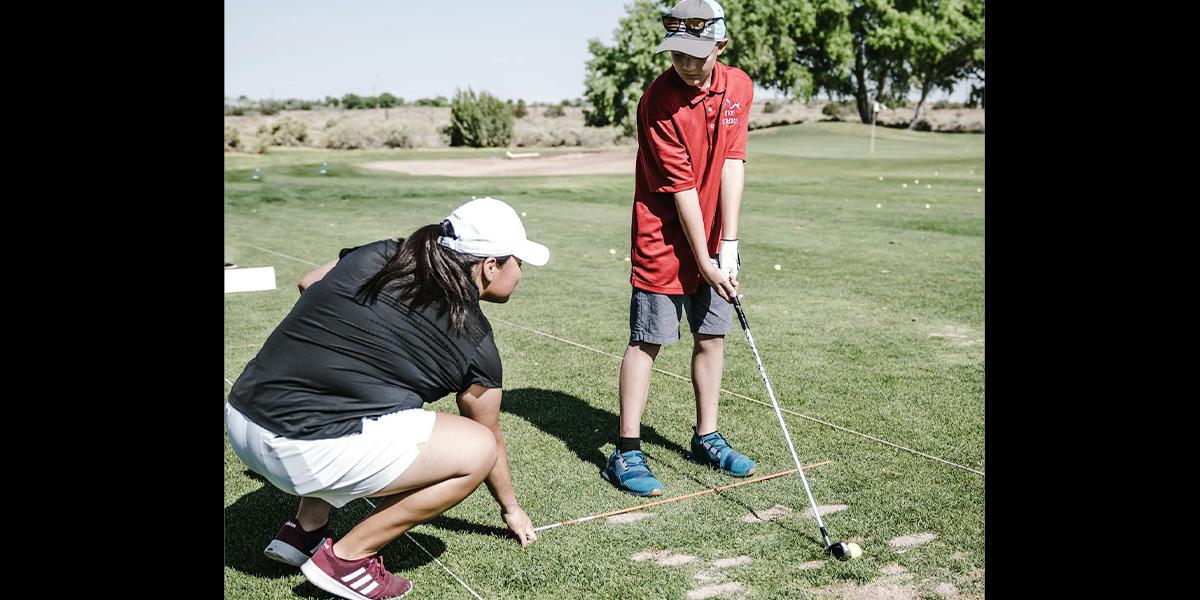 En äldre kvinna lär en ung pojke spela golf. I ett projekt i Ängelholm får ungdomar en golfspelande pensionär som fadder och utan kostnad bli medlem i en golfklubb och lära sig spela golf