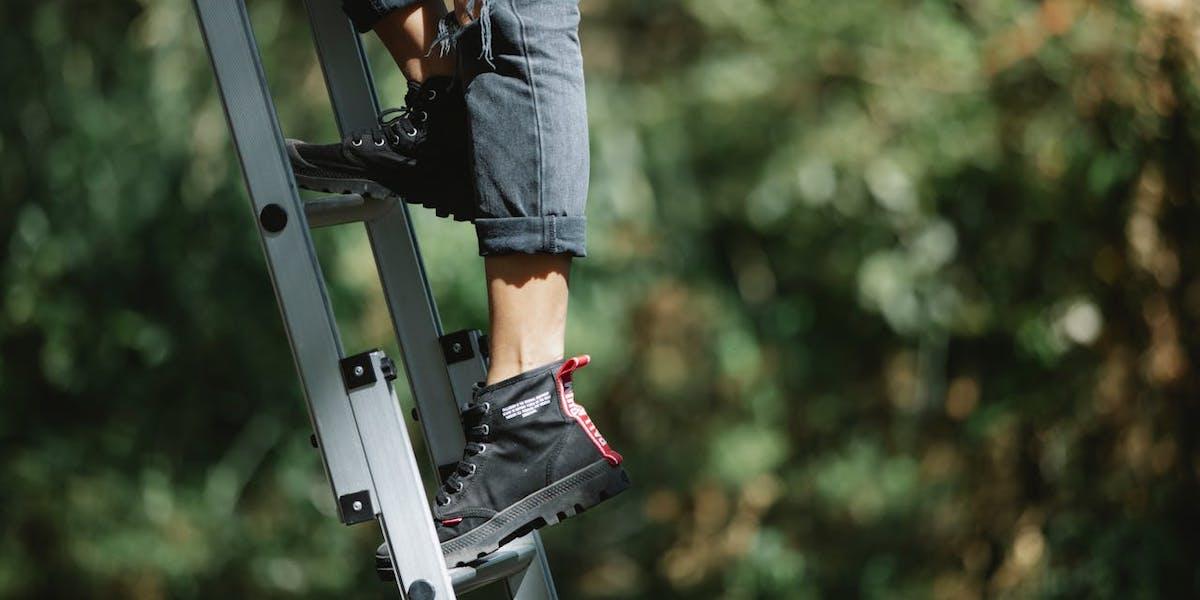 en kvinna klättrar upp för en stege. Japanska forskare har funnit att risken att drabbas av demens minskar för dem som lyckas klättra uppåt på den sociala stegen