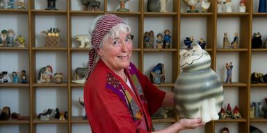 Keramikern Lisa Larson 2010 poserar framför sina verk. 75 procent av hennes keramik exporteras varav 80 procent till Japan. (Foto: Fredrik Sandberg/Scanpix)