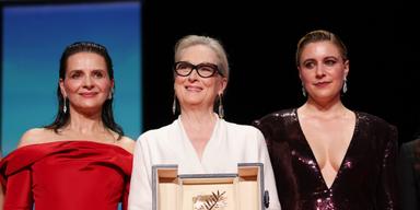 Meryl Streep tar emot Hederspalmen vid filmfestivalen i Cannes 2024.