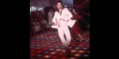John Travolta dansar i filmen Saturday Night Fever. Dansgolvethan dansade på i filmen ska säljas på auktion