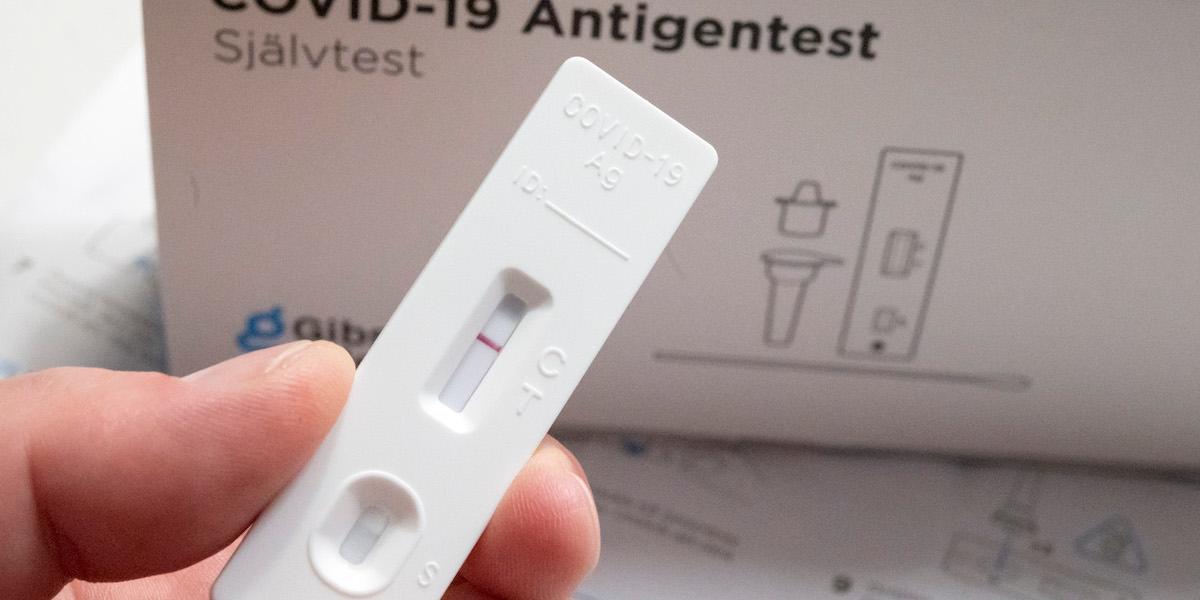 Antigentest för covid-19. Fungerar hemmatesten på den nya varianten av covid-19-viruset, KP.2, och hur länge ska de som smittas isolera sig?