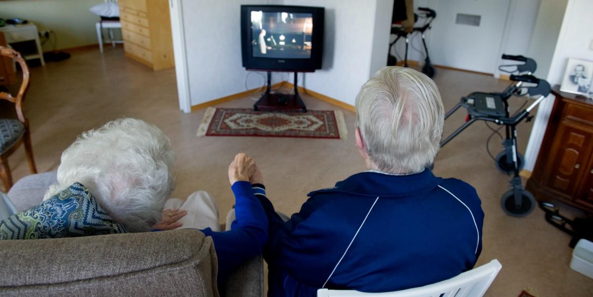 Äldre som vårdar partner blir mer ensamma