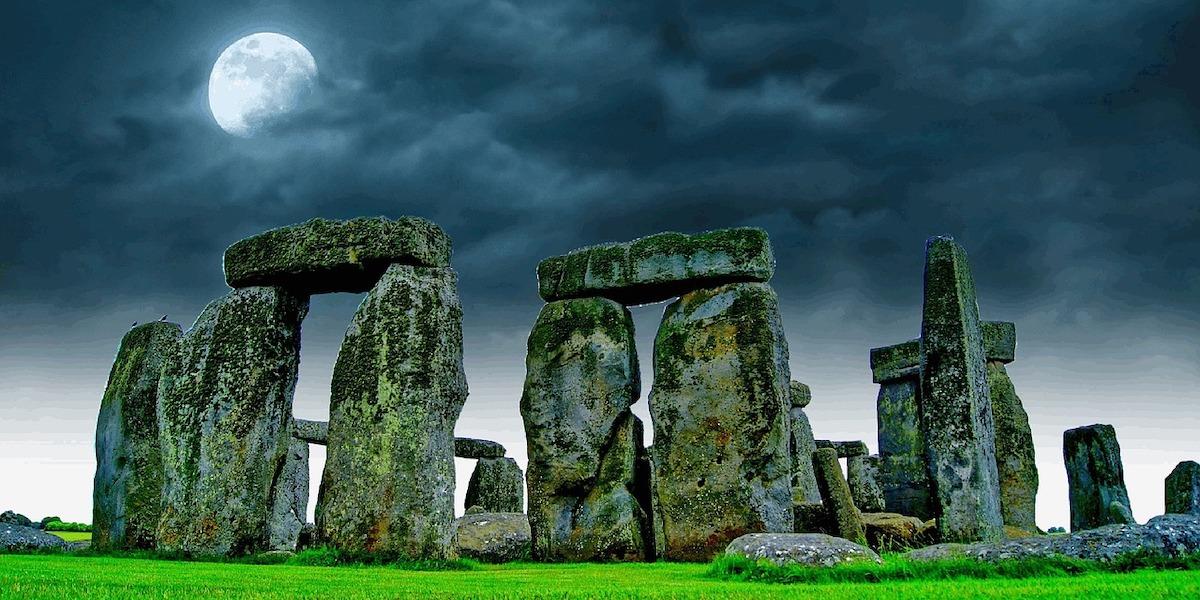 Månen lyser på Stonehenge. Med hjälp av ett föga känt månfenomen ska arkeologer i sommar försöka ta reda på om Stonhenge medvetet linjerar med månen