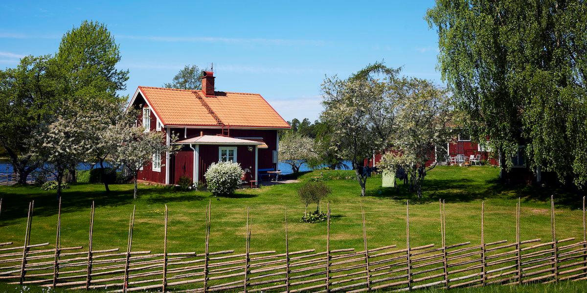 En röd stuga på landet. Nästan hälften av bostadssökarna i åldersgruppen 55 till 64 år vill bo på landet