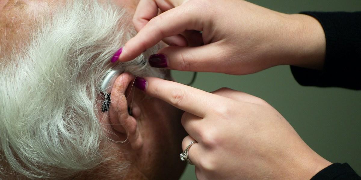 En äldre man får en hörapparat. Vi behöver ha bättre fokus på hörseln bland de allra äldsta, det tycker forskaren Åsa Winzell Juhlin som forskat om 90-plussares hörsel