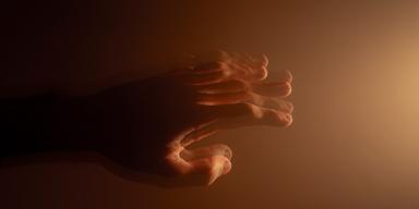 Skakiga händer är typiska symptom på Parkinson.