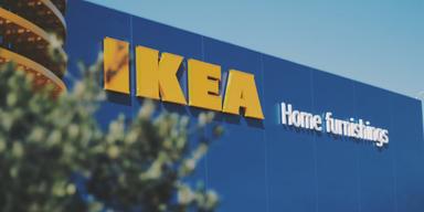 Fasade av en Ikea-butik. Ikea har haft enormt stora problem med hög personalomsättning, men nu har de insatser bolaget satt in börjat hjälpa
