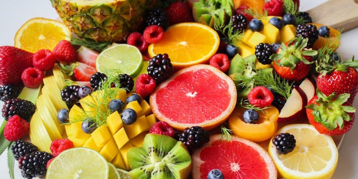 ett fat fullt av frukt. Att äta mycket frukt och grönsaker kan hjälpa dig som blivit äldre att gå ned i vikt