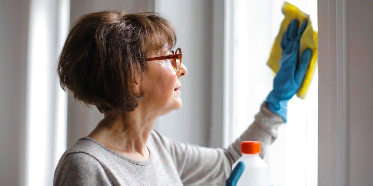 En kvinna tvättar ett fönster. Fortfarande tar kvinnor större ansvar för hushållet och familjen vilket gör att deras inkomster, och i förlängningen deras pensioner, blir lägre. Enligt en ny rapport kommer de inte komma ikapp männen förrän om 30 år