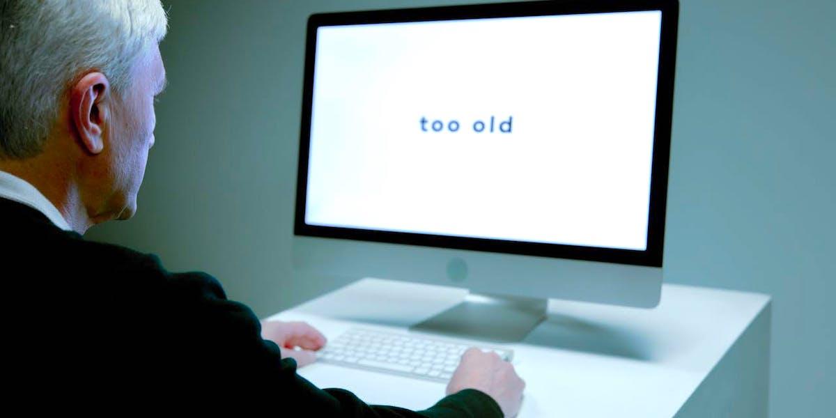 En äldre man sitter framför datorn som säger att han är för gammal. Ålderism, att ha fördomar mot någon på grund av ålder, skadar inte bara den personen, det hotar även folkhälsan, det menar den spanska läkaren och antropologen Vânia de la Fuente-Núñez