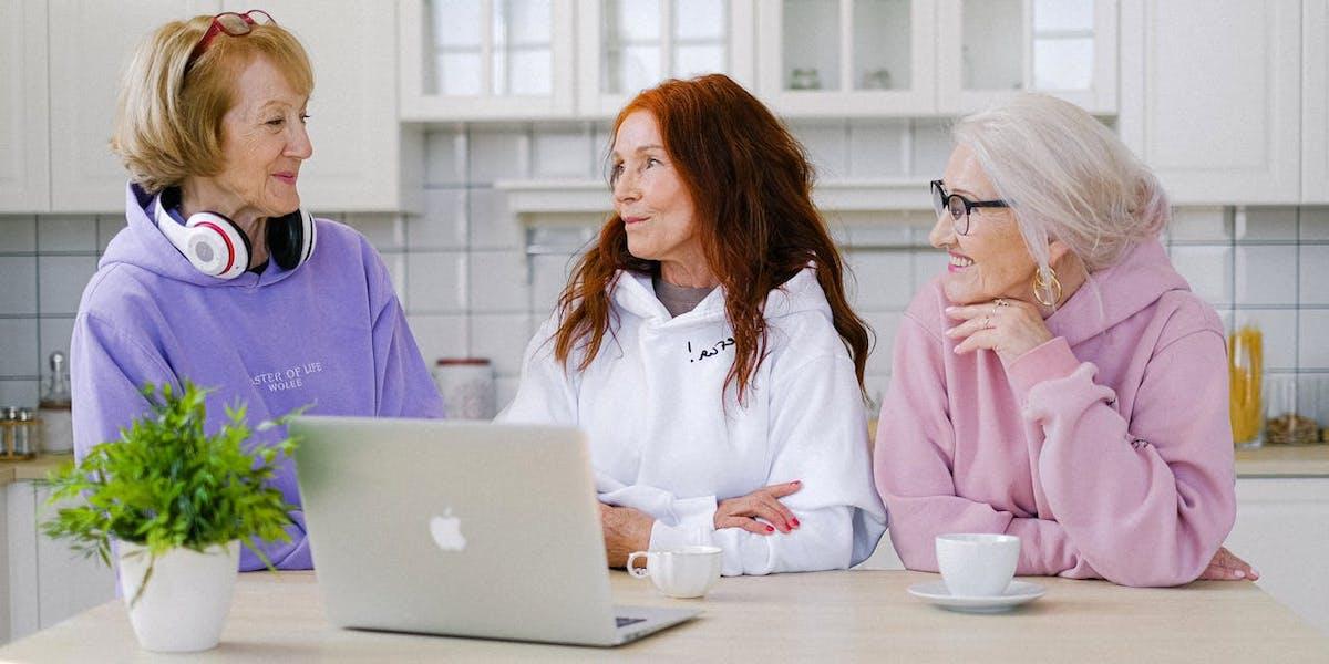 Tre äldre kvinnor sitter framför en dator. En ny rapport visar att ekonomin är väldigt viktig för pensionärer och blivande pensionärer och att de flesta framför allt drömmer om att vardagen ska fungera
