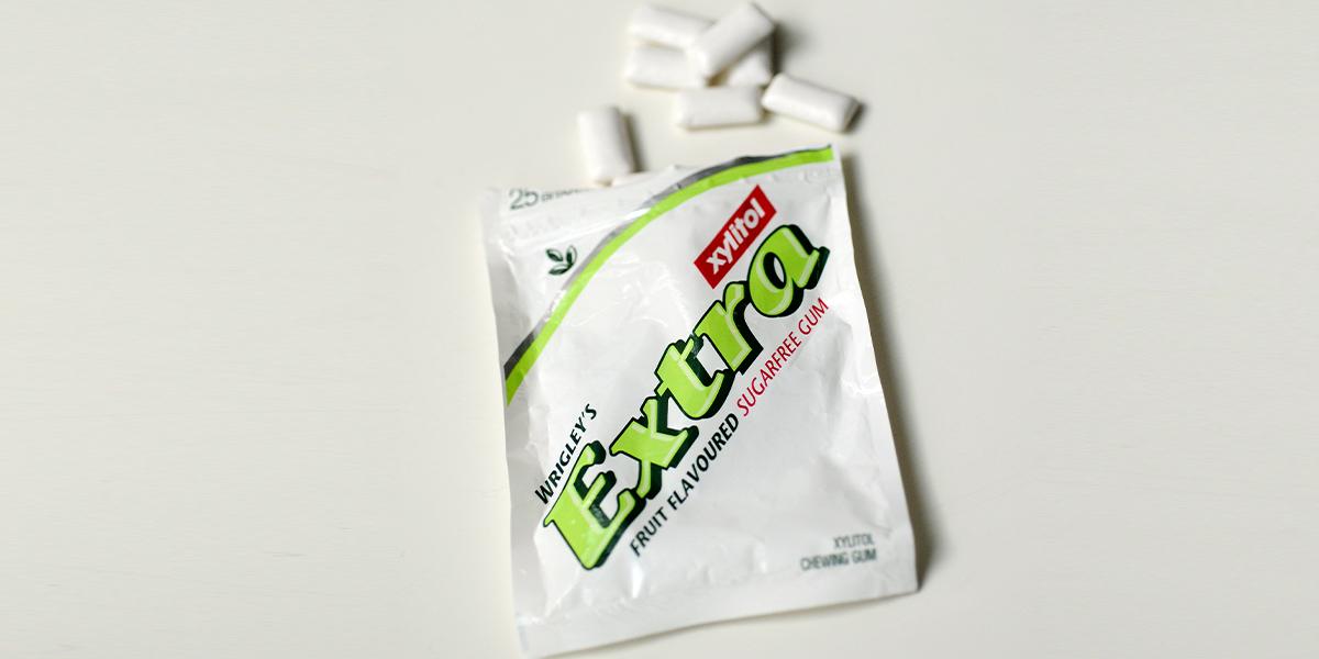 Ett paket av tuggummit Extra. Sötningsmedlet xylitol, som bland annat är vanligt i tuggummi, har i en studie visat sig kunna kopplas till hjärtinfarkt och stroke