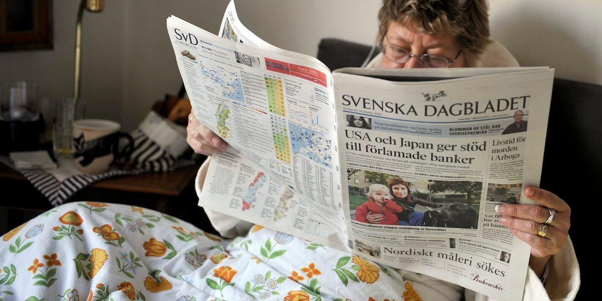 En kvinna läser morgontidningen i sängen. Läser du morgontidningen i pappersform varje morgon? Då föredrar du kanske att leva i det förflutna. Här är 26 saker till som tyder på att det är så