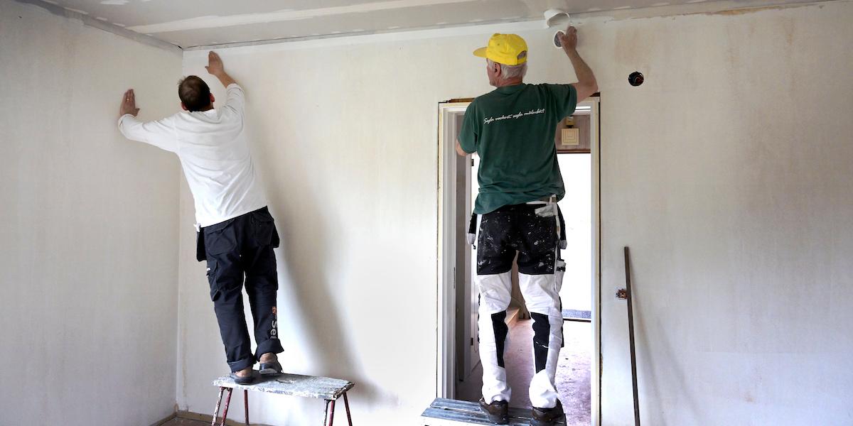 Två byggarbetare renoverar i ett hem. För att öka sysselsättningen i byggsektorn höjs rot- och rutavdragen tillfälligt så att 75 000 kronor är taket för vart och ett av båda avdragen