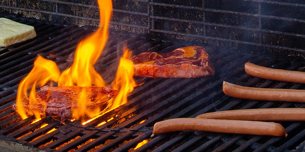 Korv på grillen. Skydda din hund under grillsäsongen