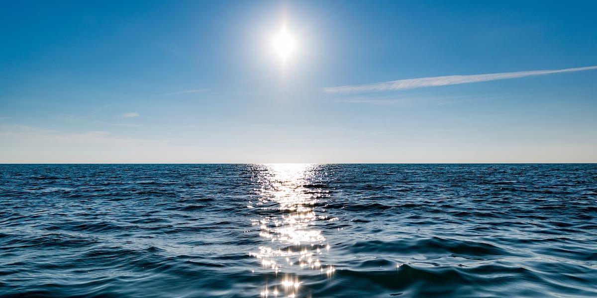 solen skiner över havet. Vi är beroende av haven för våra liv, men världens hav utsätts nu för tre stora hot och de beror på mänsklig aktivitet