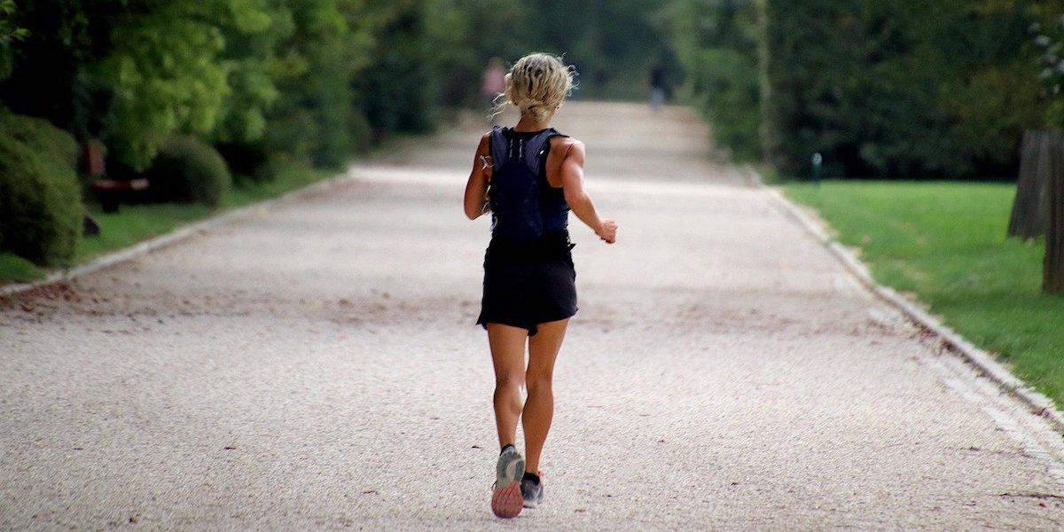 En kvinna är ute och springer. Räcker det med konditionsträning som träningsform eller är det bättre att kombinera med annan träning?