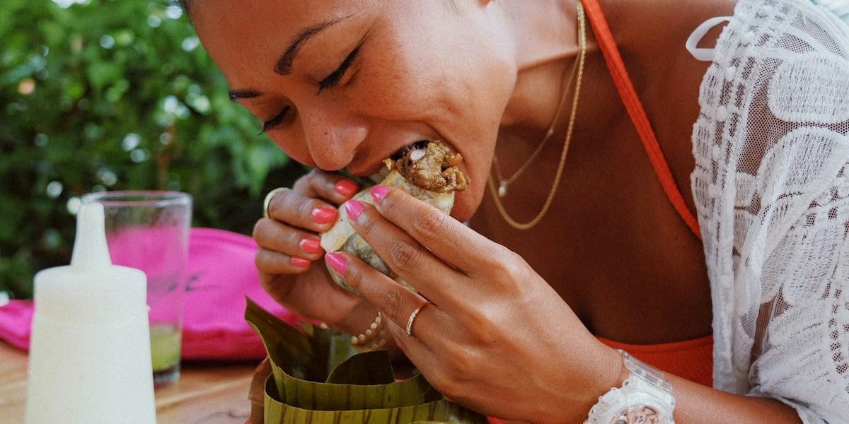 En kvinna äter. En ny forskningssammanställning visar att inflammatorisk tarmsjukdom påverkas av vad vi äter