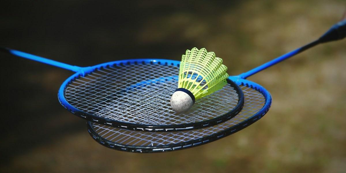 Två badmintonrackets och en badmintonboll. I Skara har en satsning på badminton för pensionärer blivit succé