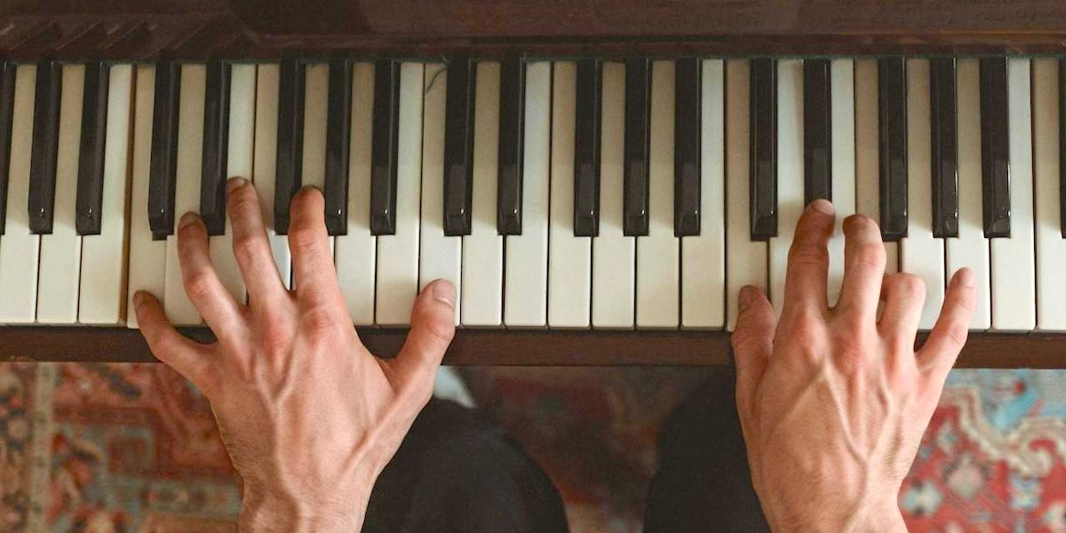 Ett par händer spelar piano. Om vi jämför epigenetik med att spela piano är vackert spel hälsosamt medan falskt spel kan leda till sjukdomar