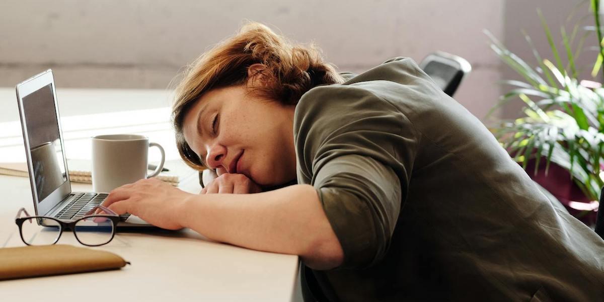 En kvinna har somnat vid skrivbordet. Stämmer det att nattugglor som går och lägger sig sent har svårt att orka med dagen? En ny studie tyder på att det inte är så, i alla fall inte så länge de får tillräckligt med sömn under natten