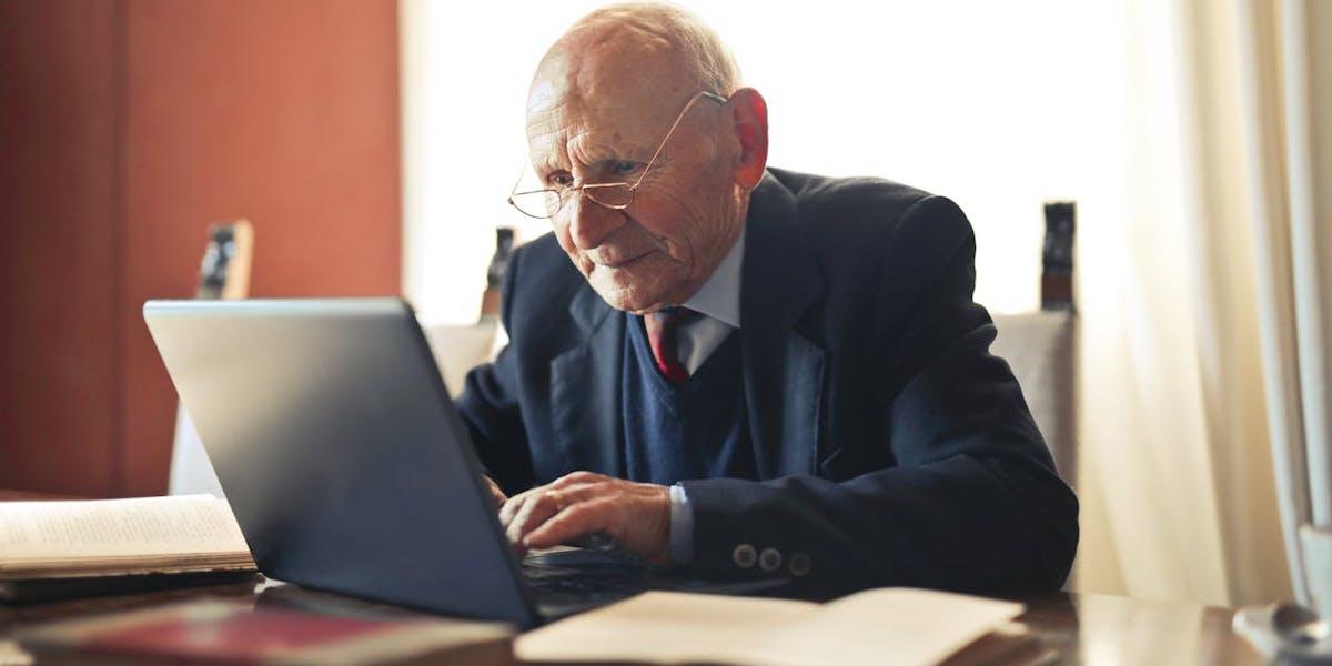 En äldre man jobbar vid datorn. En kvarts miljon svenskar är jobbonärer och de kan tjäna en halv miljon kronor på att vara det