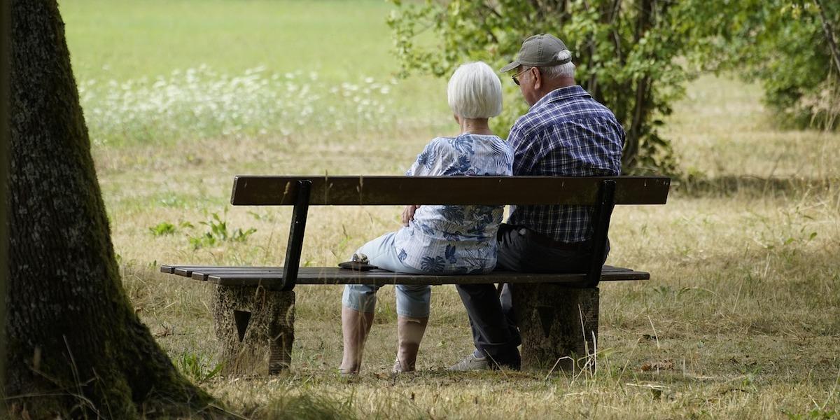 Två pensionärer sitter på en parkbänk. De senaste två åren har andelen fattigpensionärer i Sverige sjunkit med mer än hälften