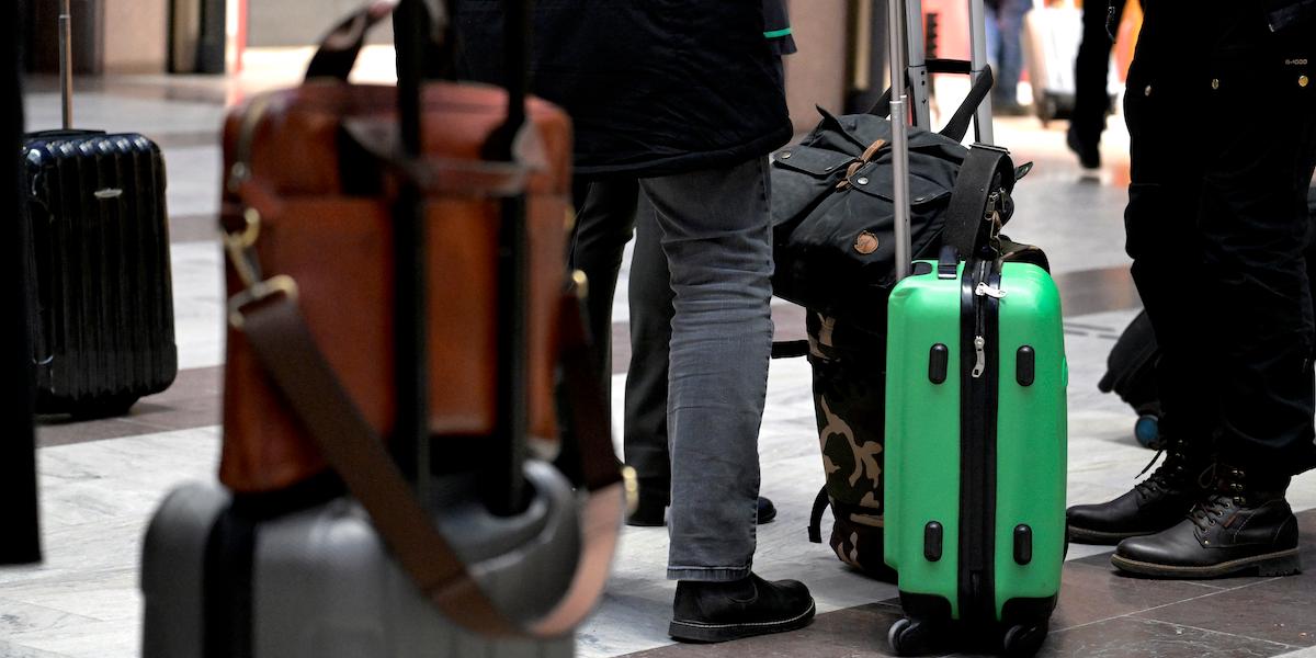 Människor väntar med sina resväskor. Om din resa av olika anledningar inte blir som du tänkt dig han du ha rätt till ersättning