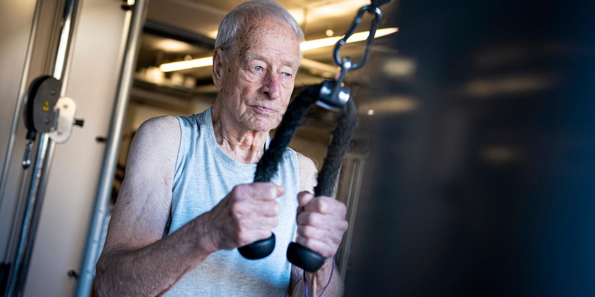 En äldre man tränar. Högintensiv intervallträning, HIIT, har visat sig vara den bästa träningsformen för att förbättra hjärnans hälsa för personer mellan 65 och 85