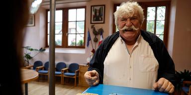 Den äldre väljaren Walter Sylvain har precis röstat i Frankrike, söndagen den 30 juni 2024