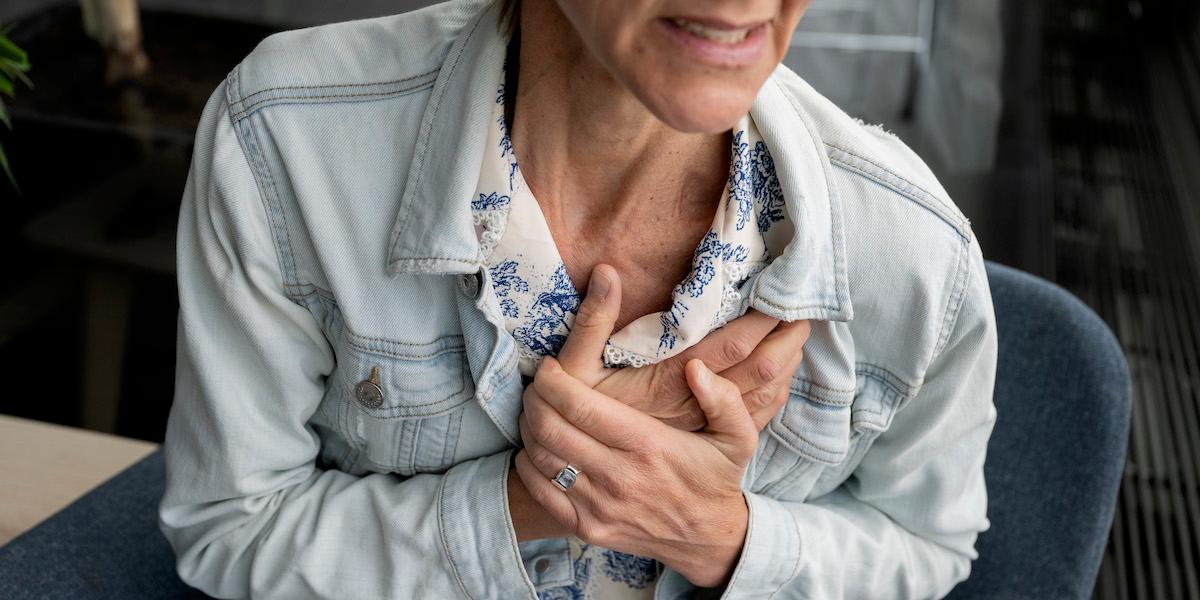 En kvinna har ont i hjärtat. Ett nytt svenskt frågetest som du kan göra hemma bedömer risken för hjärtinfarkt med samma precision som blodprov och blodtrycksmätningar