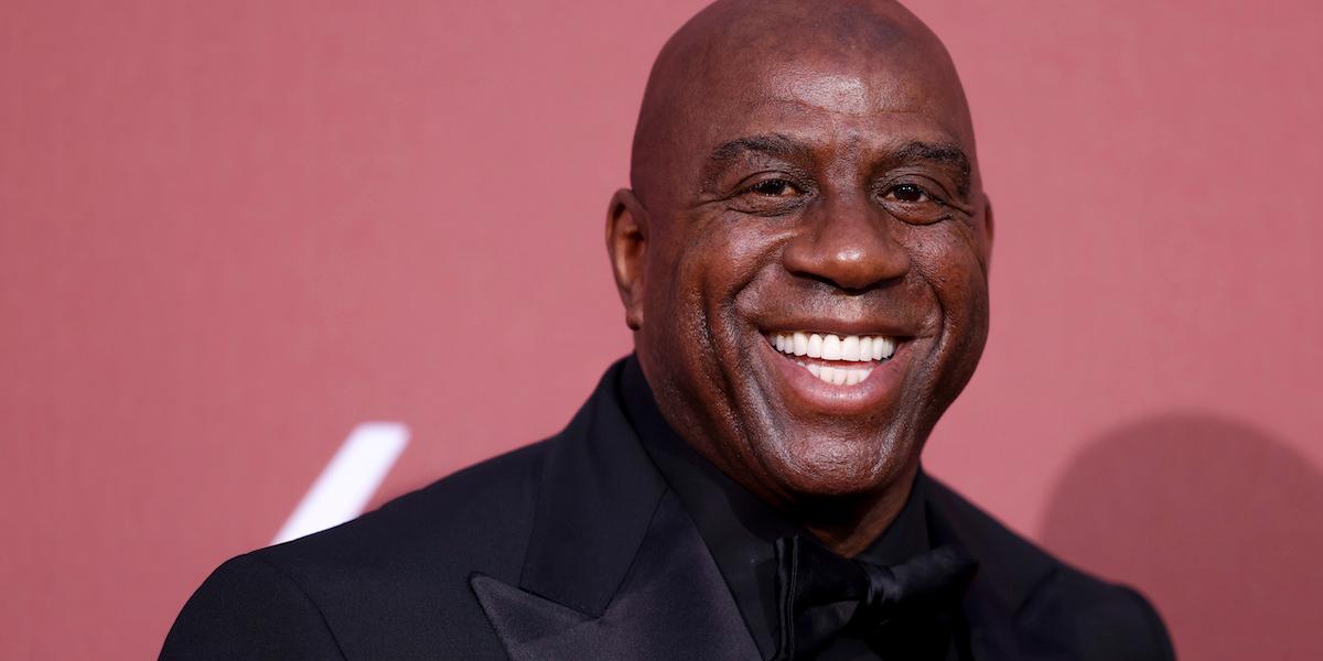 Magic Johnson. Han diagnosticerades med hiv 1991 men fick ändå vara med i OS 1992.