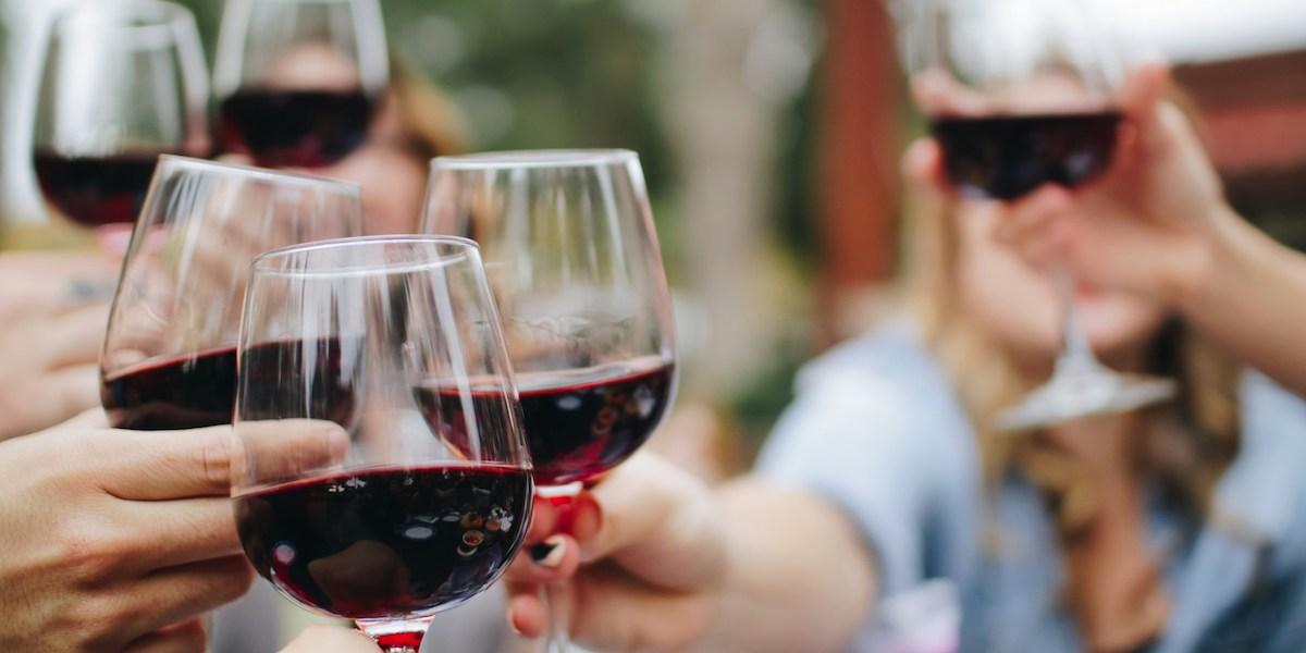 Människor skålar i vin. Ska seniorerna få skåla i vin eller annan alkohol när de äter festlunch som träffpunkten vid Nytorget anordnar? Stockholms stad ser just nu över det