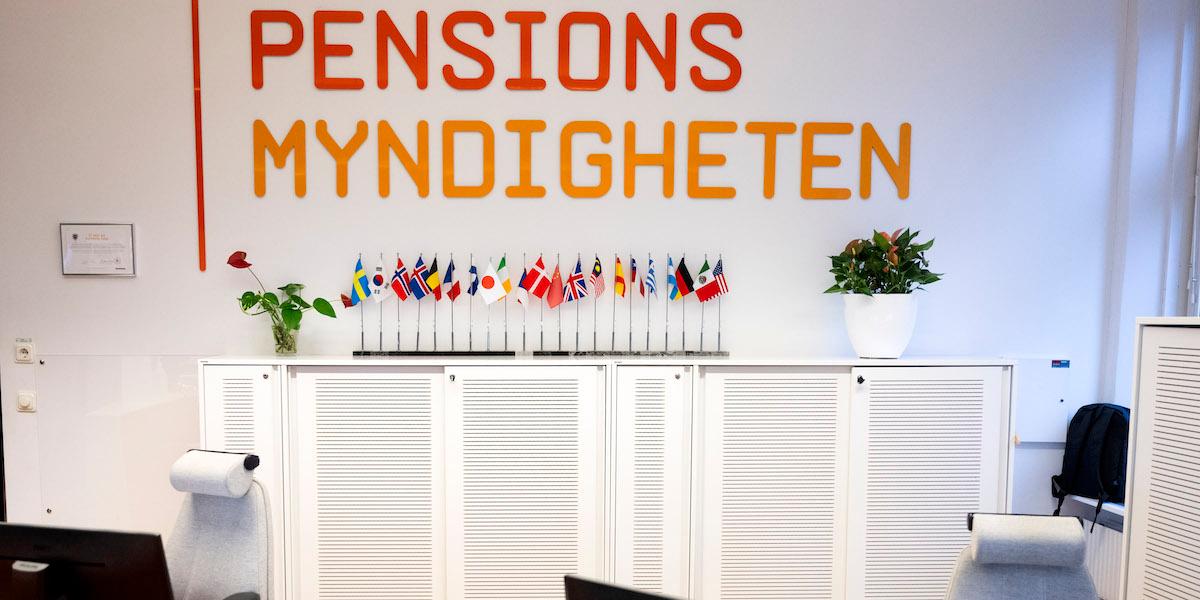 Pensionsmyndighetens logga på väggen. Pensionsmyndigheten har fått en ny styrelse.