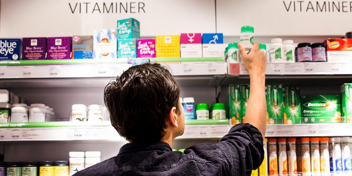 En hylla med vitaminer på apoteket. Vitaminer är bra för hälsan, men för mycket av en del kan skada dig.