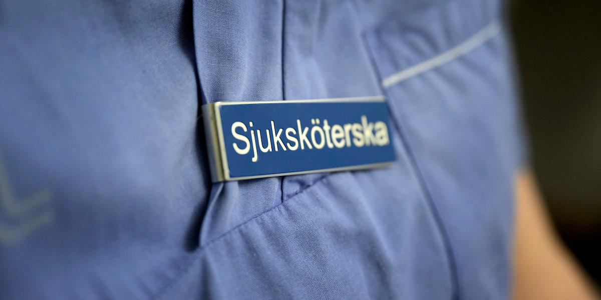 En sjuksköterska. En ny avhandling om omvårdnat handlar om vård av äldre sjuka i hemmet och belyser bland annat de äldres relation till de sjuksköterskor som sköter vården