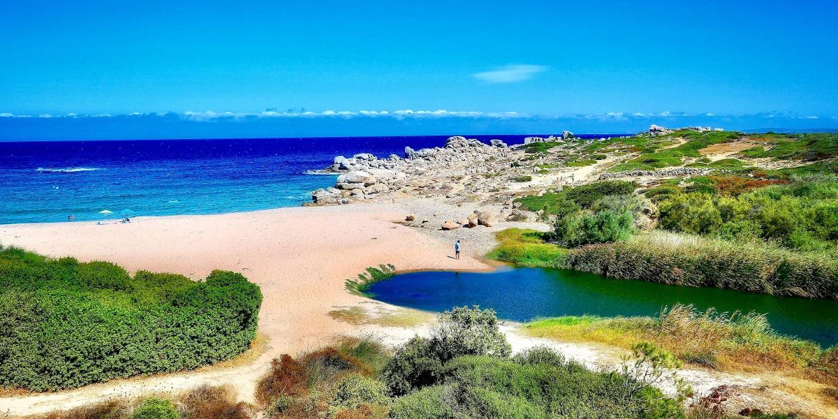 Sardinien. På Sardinien finns så kallade blå zoner där människor lever längre än på andra platser, här är fyra av de vanor som bidrar till deras långa liv