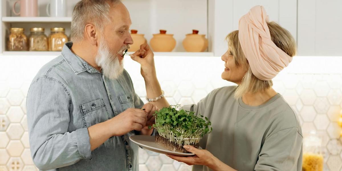 En man smakar på krasse. Det är bra för hjärnan och för hälsan att äta vegetarisk kost, men när du åldras föreslår en folkhälsoforskare att du lägger till ett par saker till menyn