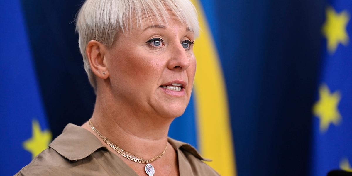 Äldre- och socialförsäkringsminister Anna Tenje anser att det är oroande att följsamheten av grundläggande hygienkrav har försämrats vård och omsorg om äldre