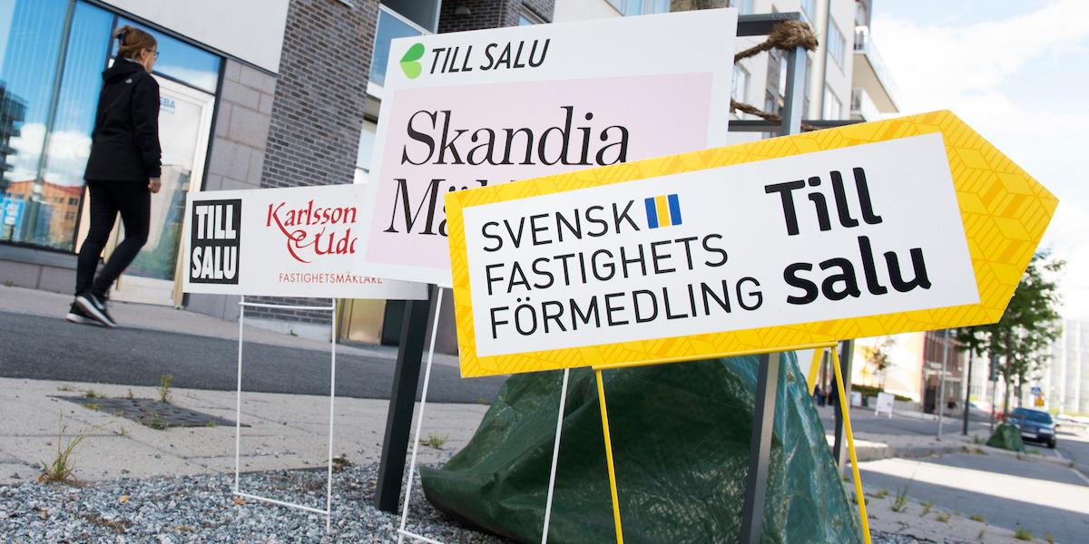 Mäklares till salu-skyltar utanför ett hus. Länsförsäkringars Boprisbarometer visar att 46 procent av svenskarna tror på stigande bostadspriser