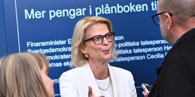 Finansminister Elisabeth Svantesson (M) intervjuas i samband att regeringen och Sverigedemokraterna presenterar nyheter ur den kommande höstbudgeten, bland annat sänkt skatt för pensionärer