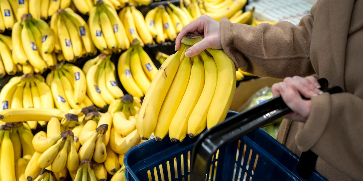 En kvinna väljer gula bananer i butiken. De flesta vill nog ha sina bananer gula, men det finns fördelar även med de som är gröna, prickiga och bruna