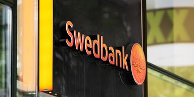 Swedbanks logga. Swedbanks kunder med tremånadersränta har en avtalad rabatt som gäller i ett års tid och kan därför inte förhandla om sin rörliga boränta som ju har en bindningstid på tre månader